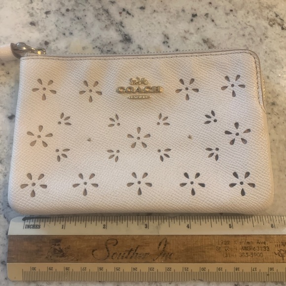 Coach like new cream wristlet💕🌷💛 - Picture 3 of 5